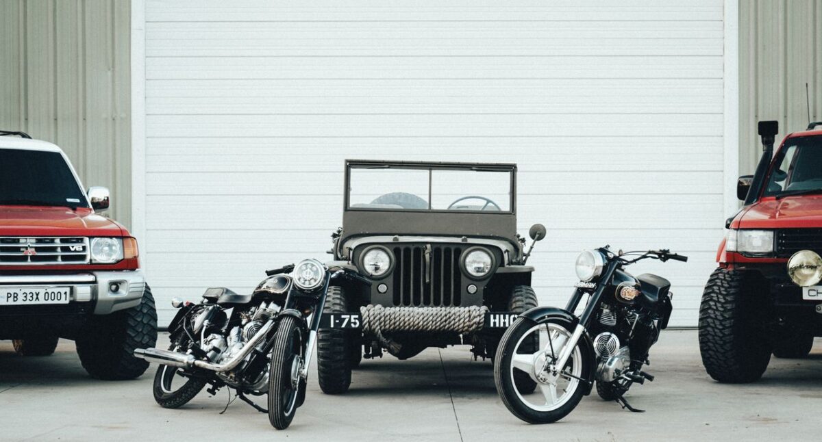 Simva Auto A collection of vintage vehicles and motorcycles parked outdoors, showcasing unique designs.